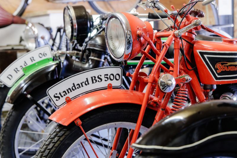Oranges und Grünes Motorrad