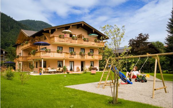 Gartenblick mit Spielplatz