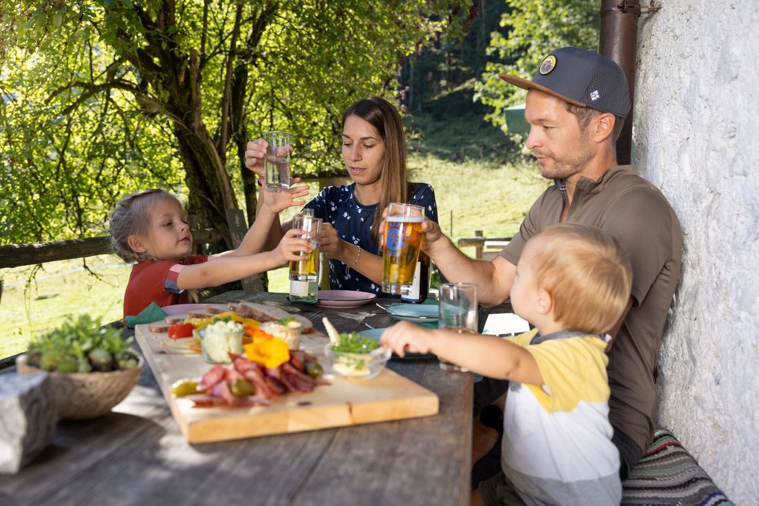 Brotzeit auf der Moaralm in Inzell