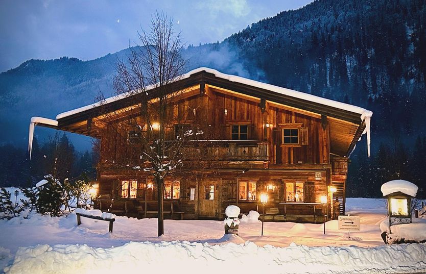 Blick auf die Zirmberg Alm am Abend im Winter