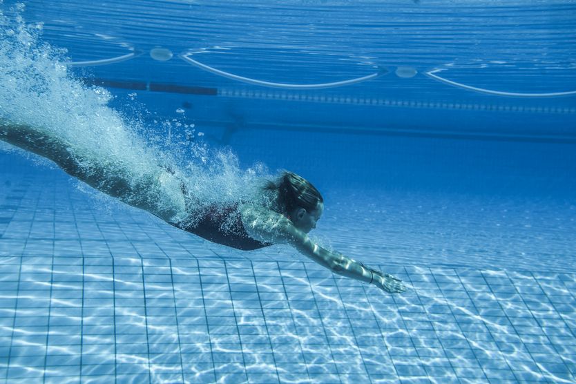 Frau taucht im Freibad