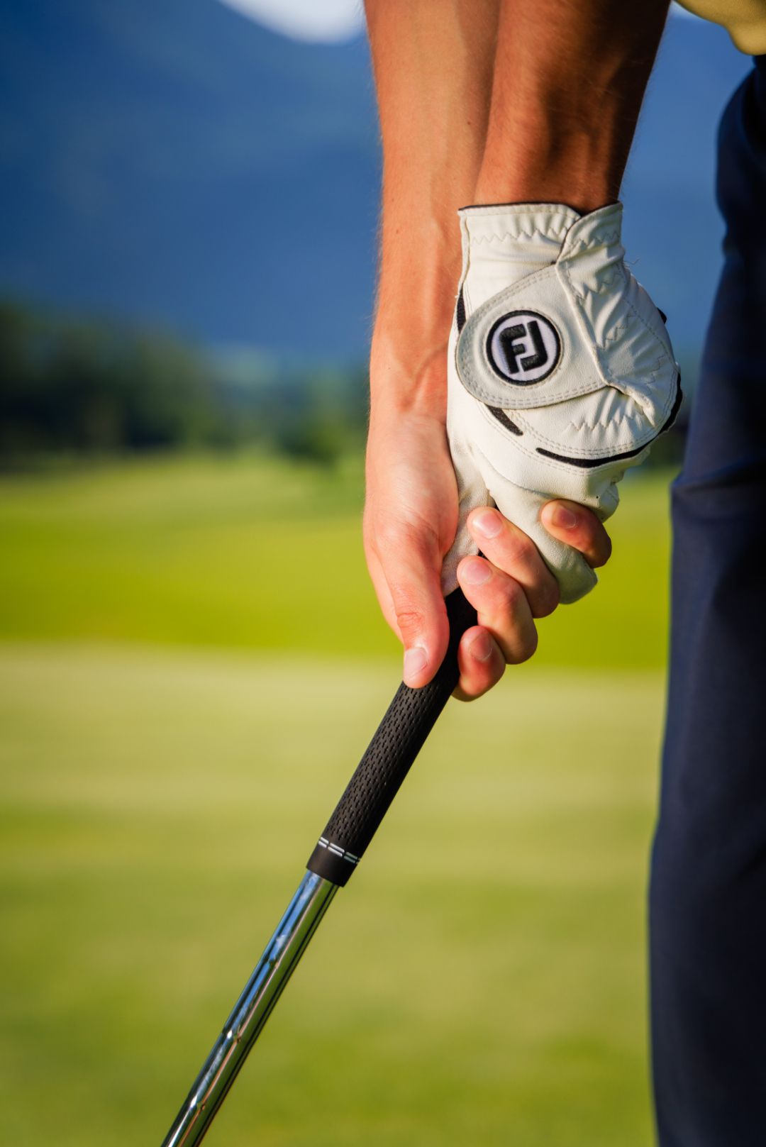 Golfer hält den Schläger