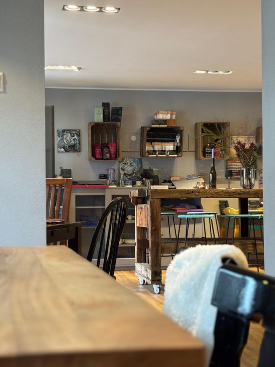 neo-tagesbar-gastraum-hochtisch-ruhpolding-chiemgau