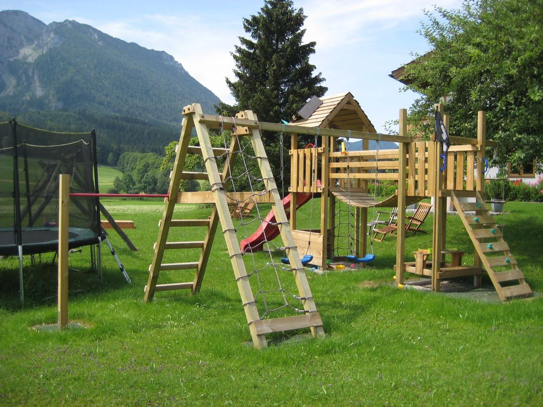 Der Spielplatz direkt am Hof