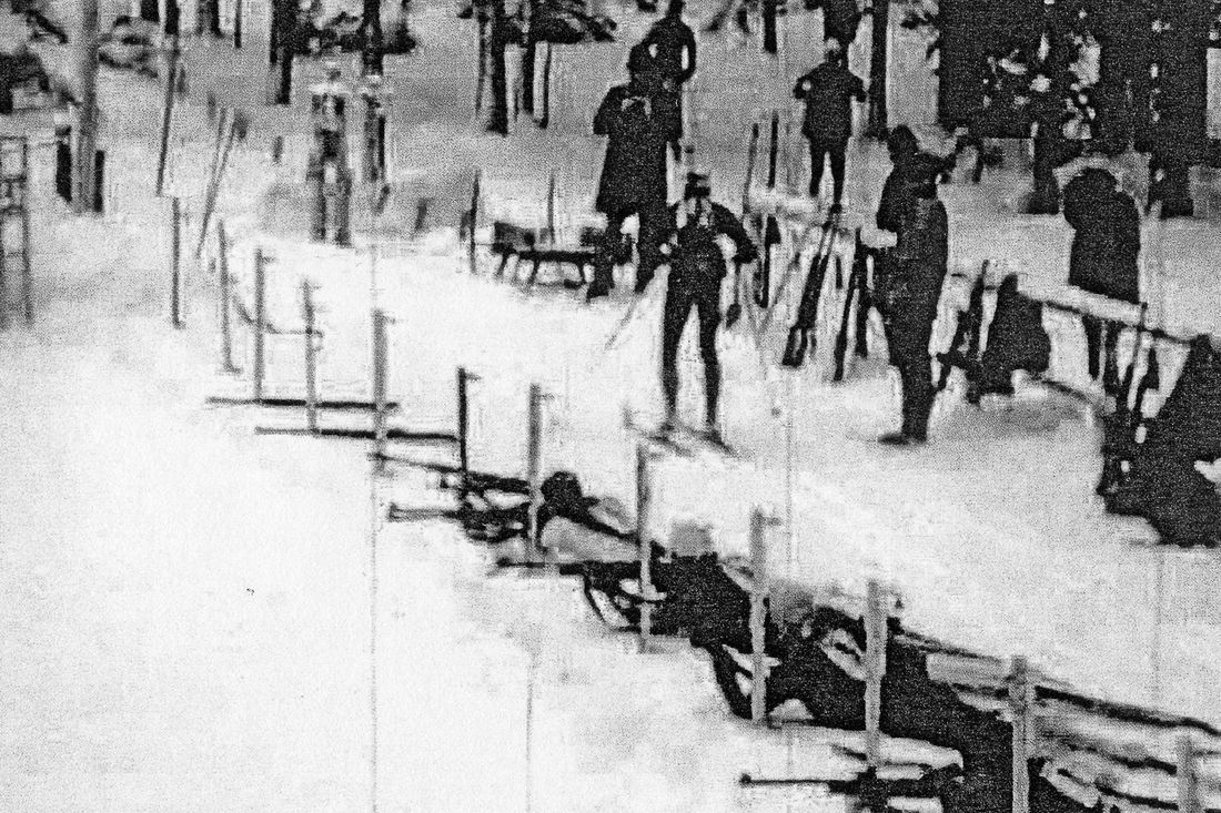 Biathleten liegend am Schießstand