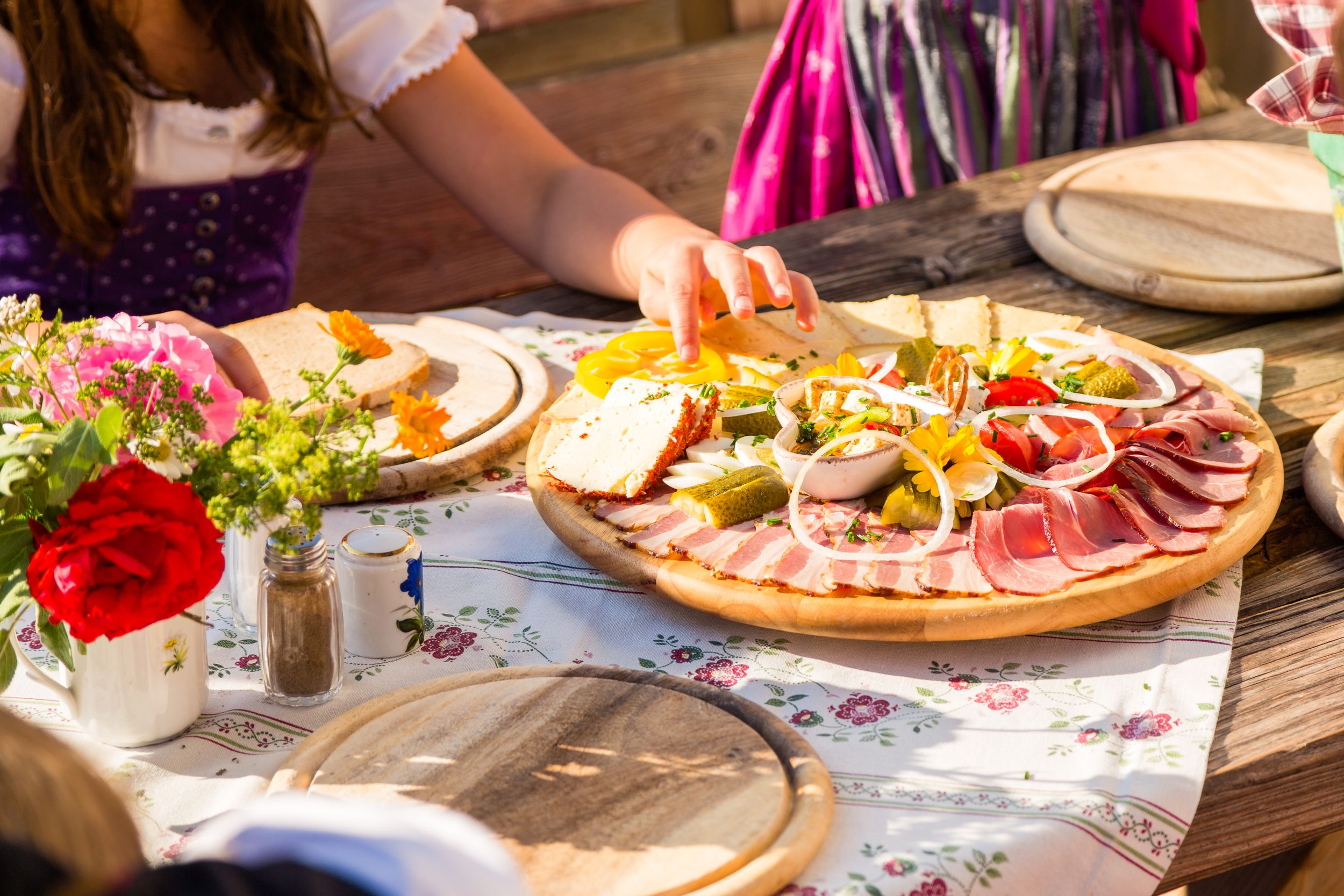 Brotzeit auf der Ruhpoldinger Langerbaueralm