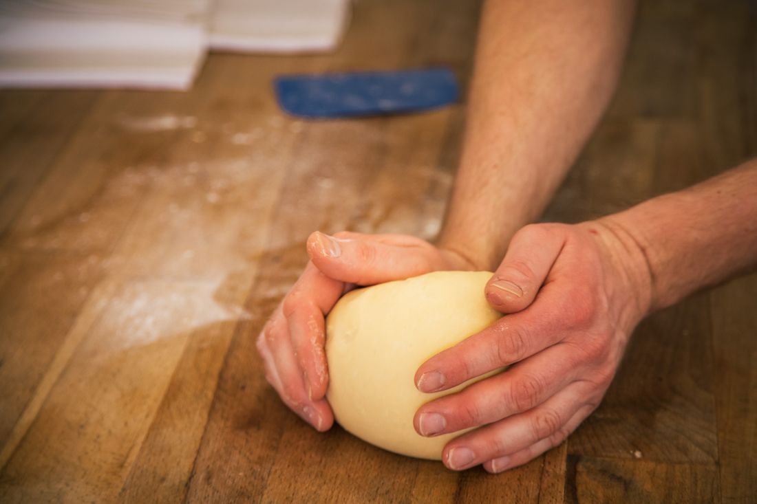 Der Teig wird geknetet.