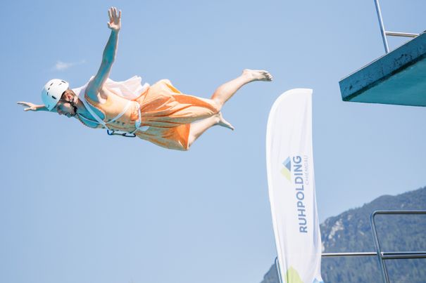 Waghalsiger Sprung vom 5 Meter Turm 