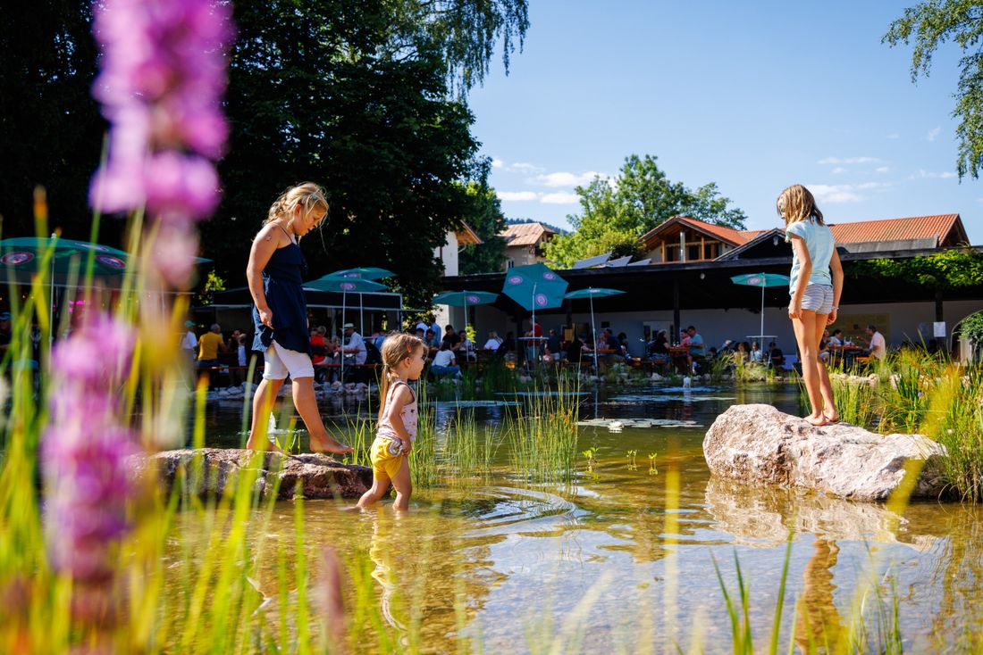 Kinder Planschen im Teich