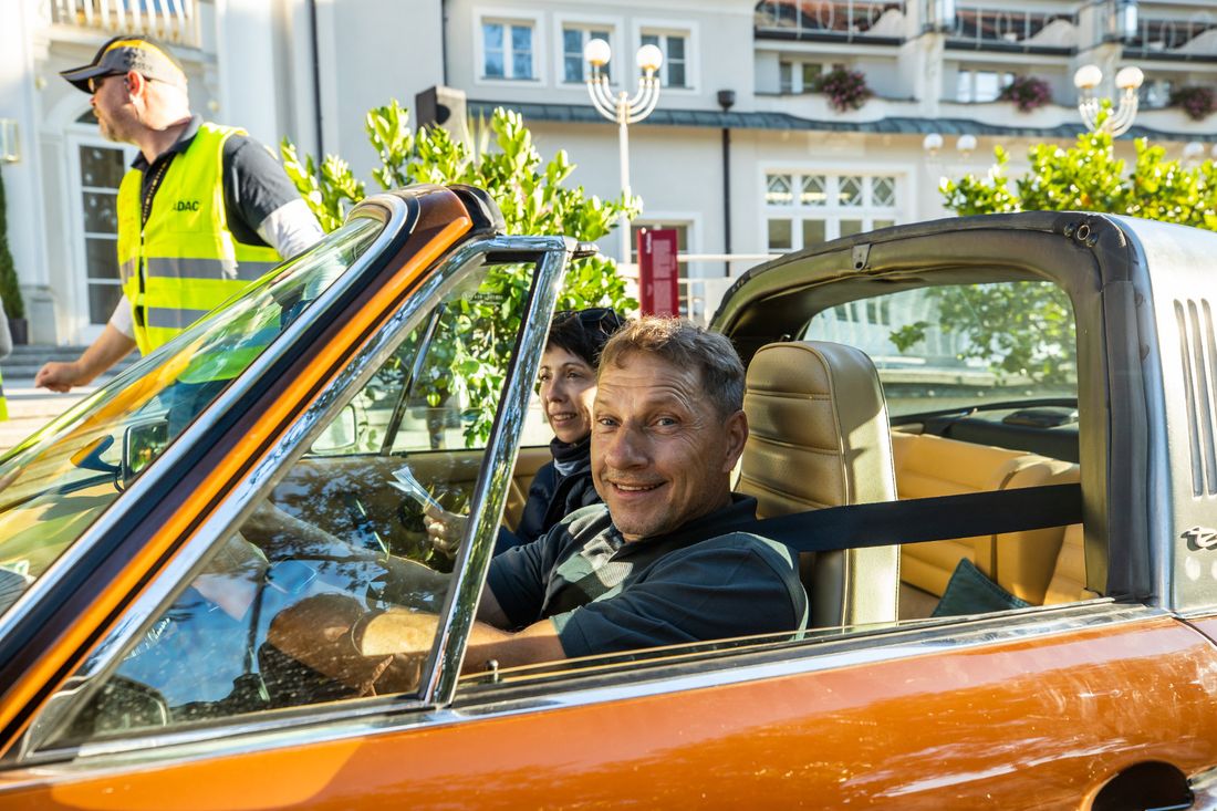Teilnehmer in seinem Porsche