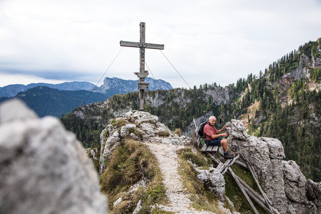 Wir blicken den Weg zum Gipfelkreuz entlang.