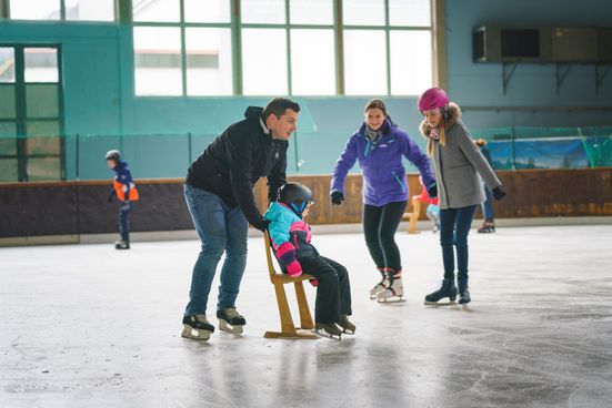 Spaß mit der Familie beim Eislaufen
