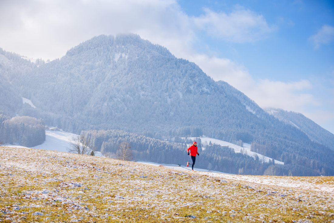 Winterjoggen mit Bergpanorama