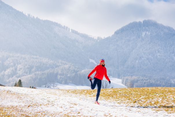 Dehnübung vor Winterjoggen