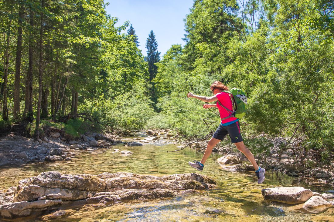 Mit Schwung durch den Bach