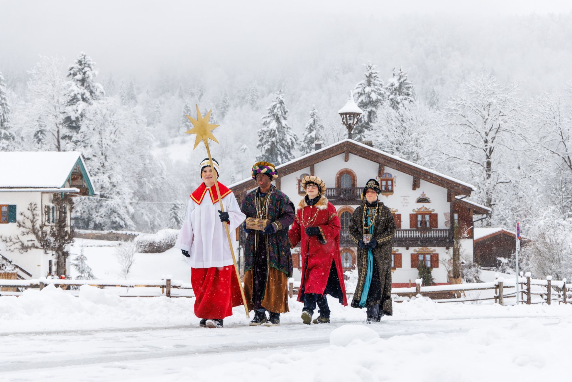 Sternensinger laufen im Schnee