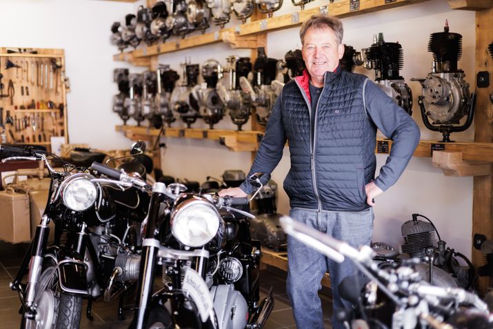 Mann steht neben einem Motorrrad